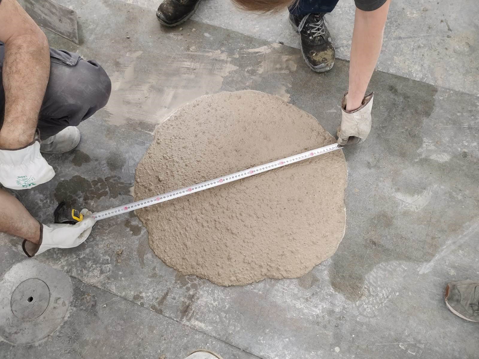 Self-compacting concrete with recycled concrete aggregate and low shrinkage